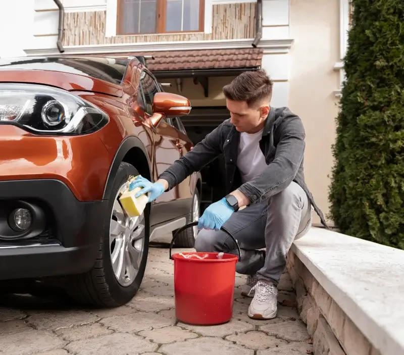 Lavage auto à domicile Givenchy-en-Gohelle : professionnel intervenant sur un véhicule